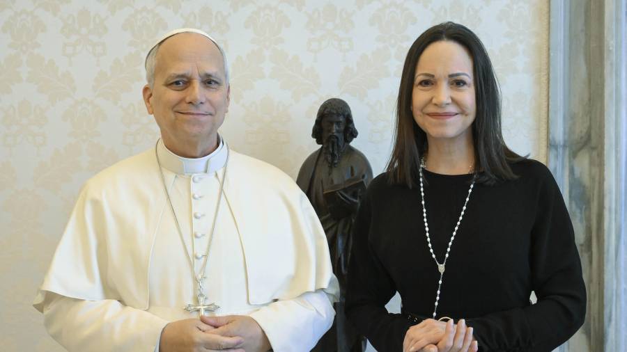El papa León XIV recibe a la líder opositora venezolana y nobel de la paz María Corina Machado, este lunes en el Vaticano.
