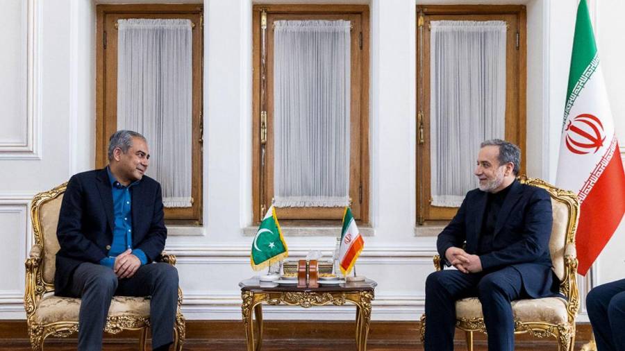 El ministro de Relaciones Exteriores, Abbas Araghchi (derecha), se reúne con el ministro del Interior de Pakistán, Mohsin Naqvi, en Teherán, Irán, el sábado 20 de junio de 2026.