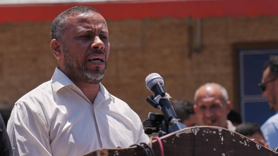 Ismail al-Thawabta, director del departamento de prensa del gobierno administrado por Hamás, en conferencia de prensa en el Hospital Al-Aqsa en Deir al-Balah, Franja de Gaza, el 6 de julio del 2026.