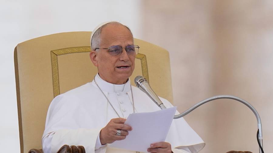El papa León XIV pronuncia su discurso durante su audiencia general semanal en la Plaza de San Pedro, en el Vaticano, el miércoles 13 de mayo de 2026.