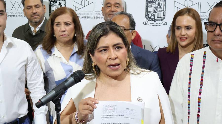 Morena presentó una solicitud de juicio político contra el gobernador de Nuevo León, Samuel García, ante el Congreso del estado por presuntos actos de corrupción y triangulación de recursos públicos.