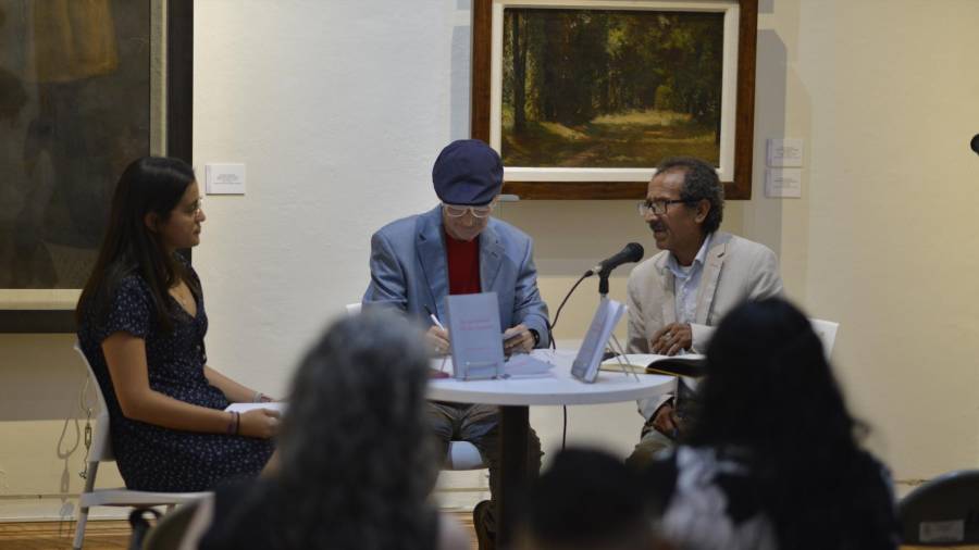 Los tres participantes leyeron poemas que aparecen en “En el fondo un sol inerte” y fueron comentados con los asistentes. | FOTO: OMAR SAUCEDO