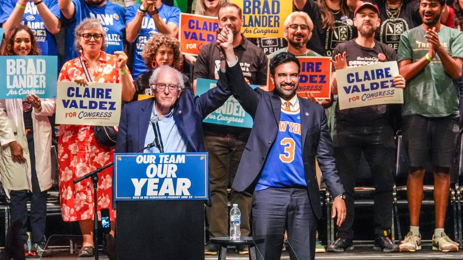 El alcalde Zohran Mamdani junto al senador estadounidense Bernie Sanders, independiente por Vermont, durante un mitin para fomentar la participación electoral previo a las elecciones primarias de Nueva York,
