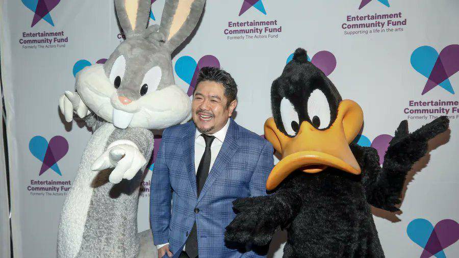 Eric Bauza, actor de doblaje de los personajes de Bugs Bunny y el Pato Lucas de los Looney Tunes.