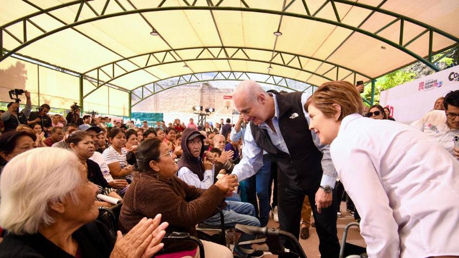 Este jueves, el alcalde Román Alberto Cepeda y su esposa Selina Bremer, entregaron obras en la clonia Braulio Fernández Aguirre.