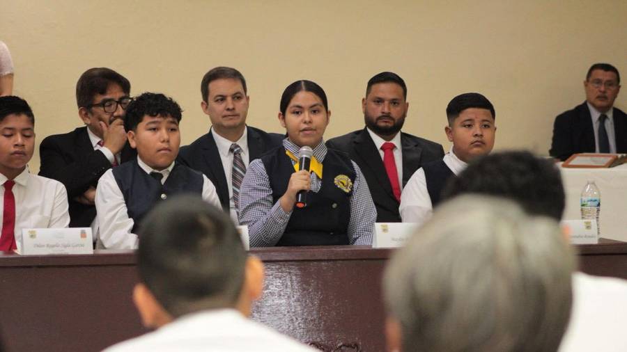 Las autoridades destacaron la importancia de promover espacios de expresión para la niñez.