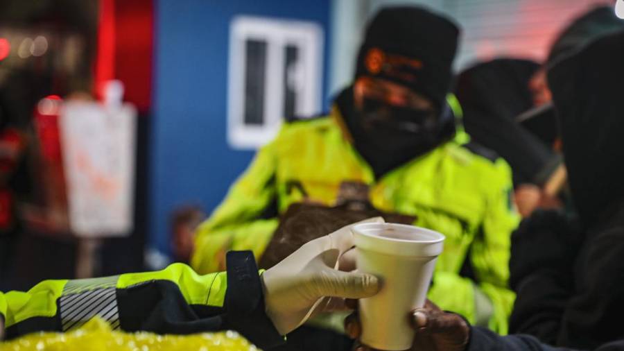 Ante temperaturas de hasta 5 grados en Monterrey y la primera nevada de la temporada en Galeana, autoridades estatales desplegaron apoyos para personas en situación vulnerable.