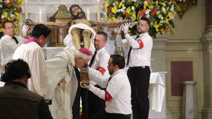 La mañana de este lunes fue descendida la imagen del Santo Cristo de la Capilla, previo al inicio del novenario en su honor que inicia este martes.