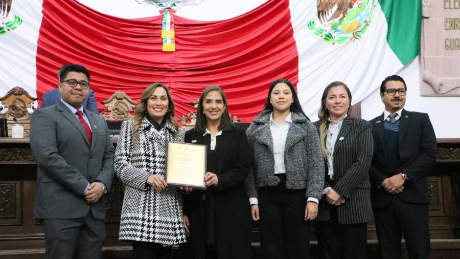 Diputados entregaron un reconocimiento con motivo de la conmemoración del 75 aniversario del Instituto Tecnológico de Saltillo.