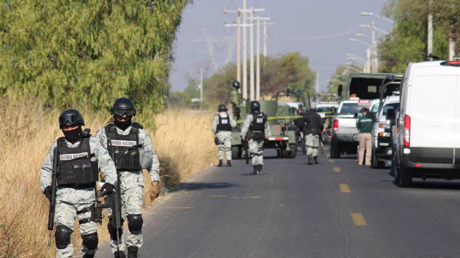 Los restos humanos fueron trasladados a la unidad central del Semefo para pruebas genéticas.