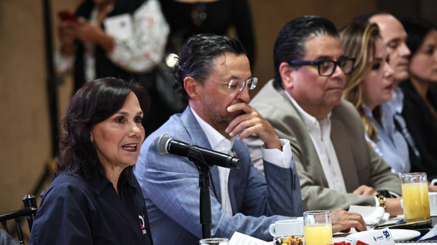 Liliana Salinas, presidenta honoraria del DIF Coahuila, dio detalles del programa Impulsores de la Paz a los socios de la Coparmex local.