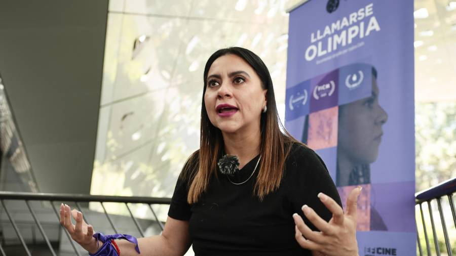 La activista mexicana Olimpia Coral Melo habla durante una entrevista con la Agencia de Noticias EFE en Ciudad de México.