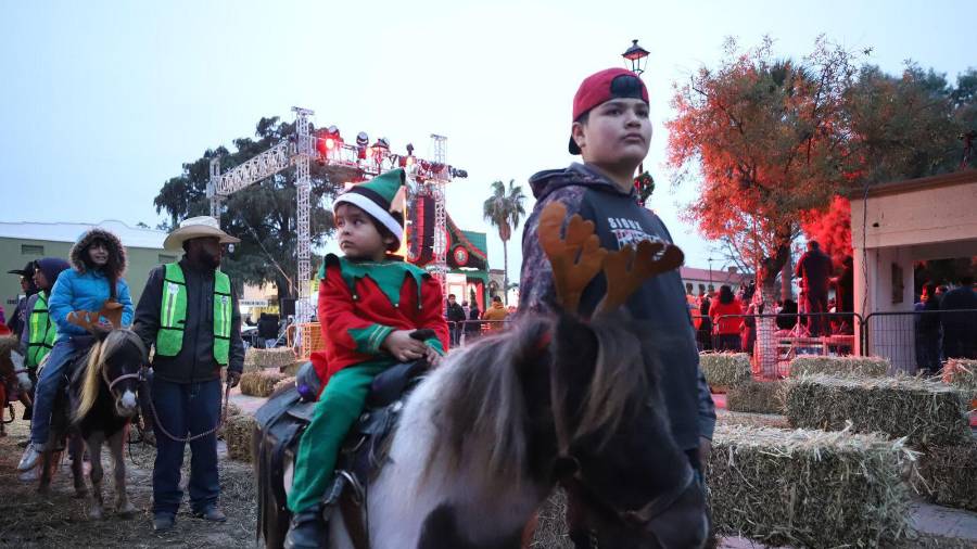 Niñas y niños disfrutan las actividades navideñas durante el inicio de Villamagia 2025 en Plaza Mayor.