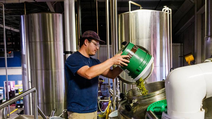 El aumento del precio del diésel está incrementando los costos de Maui Brewing, una fábrica de Kihei, Hawái, que importa materias primas para fabricar su cerveza.