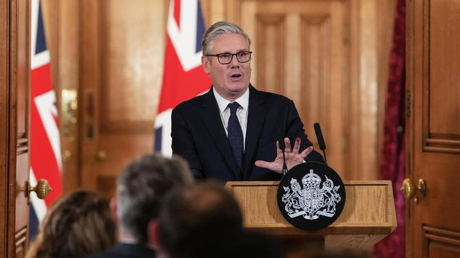 El primer ministro británico, Keir Starmer, asiste a una conferencia de prensa para anunciar medidas de protección de los niños en internet, en la residencia oficial del primer ministro, en el centro de Londres.