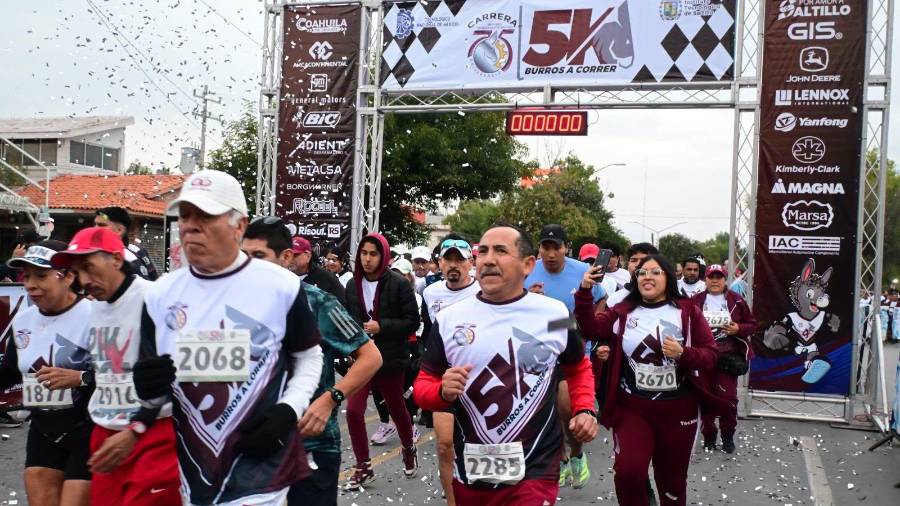 Los primeros lugares de las ramas femenil y varonil recibieron trofeos durante la ceremonia de premiación, realizada frente al Frontispicio del Tecnológico.
