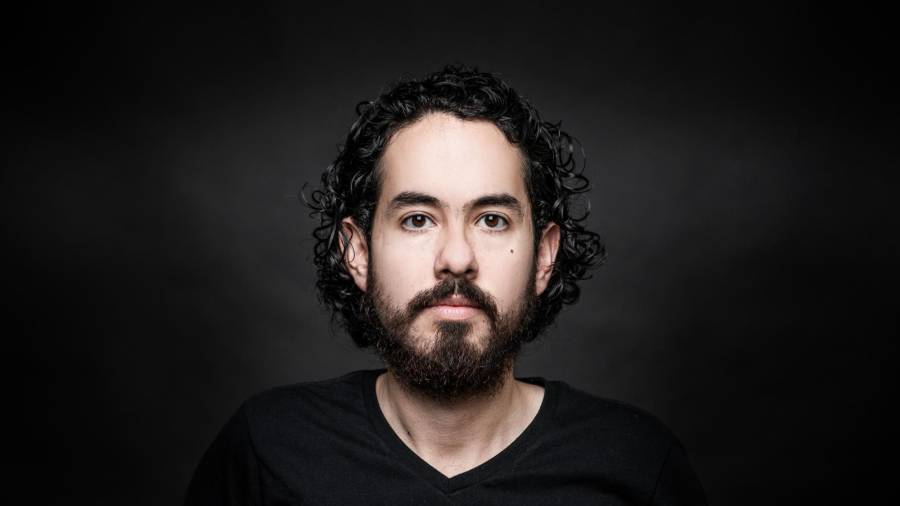 El escritor ubica su más reciente novela en el México del año 2030, pero sin la grandilocuencia de la ciencia ficción.