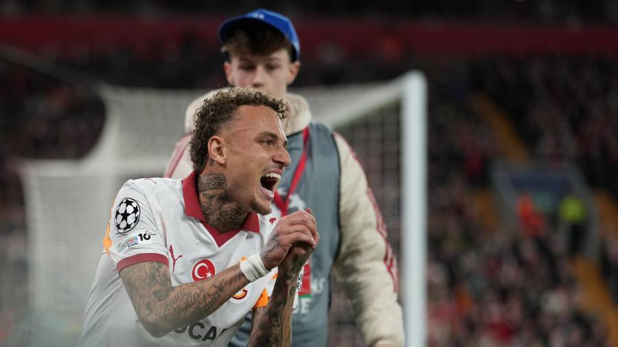 Noa Lang, del Galatasaray, reacciona adolorido después de sufrir una lesión en el pulgar en el partido de vuelta del partido de la Liga de Campeones entre Liverpool y Galatasaray, el miércoles 18 de marzo de 2026, en Liverpool. (AP Foto/Jon Super)
