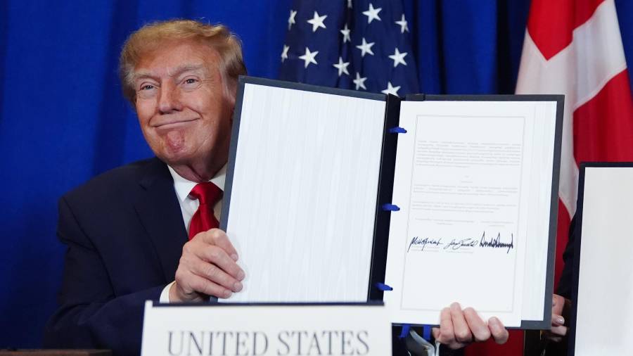 Donald Trump muestra el documento tras firmar un acuerdo de seguridad con la primera ministra de Dinamarca, Mette Frederiksen, y el primer ministro de Groenlandia, Jens-Frederik Nielsen en la ONU.