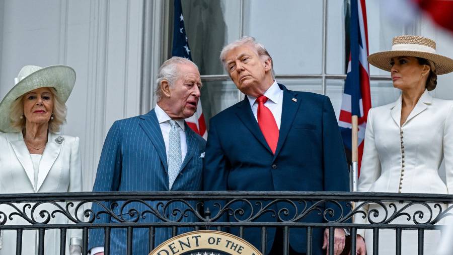 El presidente Trump con el rey Carlos III en un balcón de la Casa Blanca.