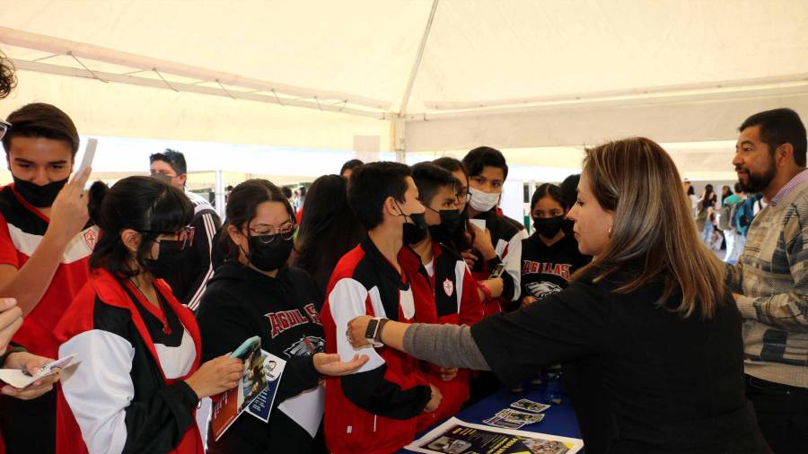 Cientos de alumnos de secundaria y preparatoria se dieron cita a la Feria Vocacional.