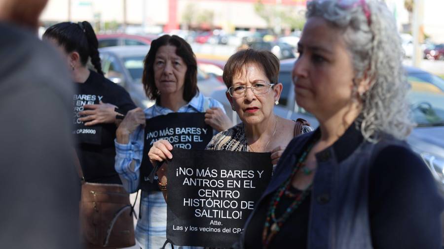 Vecinos denuncian manejo inadecuado de basura en la calle Bravo, lo que genera dispersión de desechos por animales.