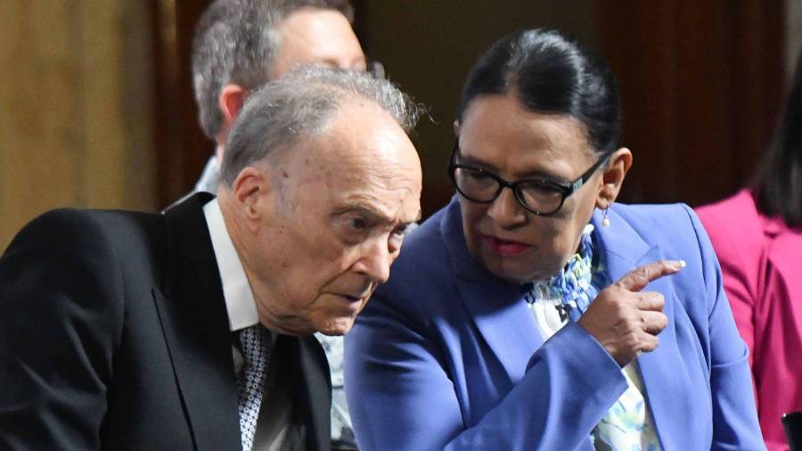 Rosa Icela Rodríguez, asegura Riva Palacio, visitó a Gertz Manero, a quien le dijo que “que había caído de la gracia del expresidente”, quien le pedía su renuncia en la FGR.