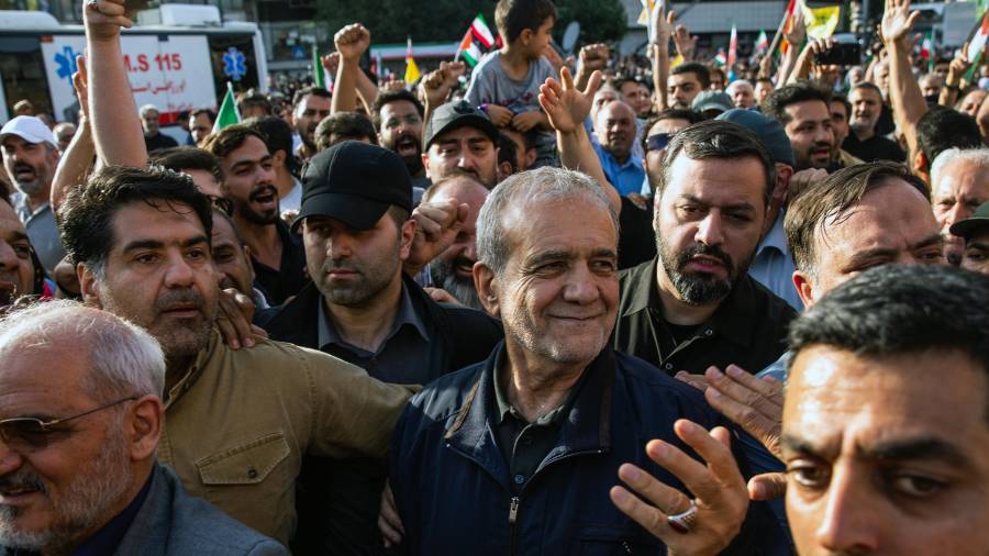 En un diario digital, Yousef Pezeshkian, hijo del presidente, ofrece a los lectores una mezcla de anécdotas personales y vistazos a lo que sucede tras bambalinas mientras los líderes iraníes son destituidos uno tras otro.