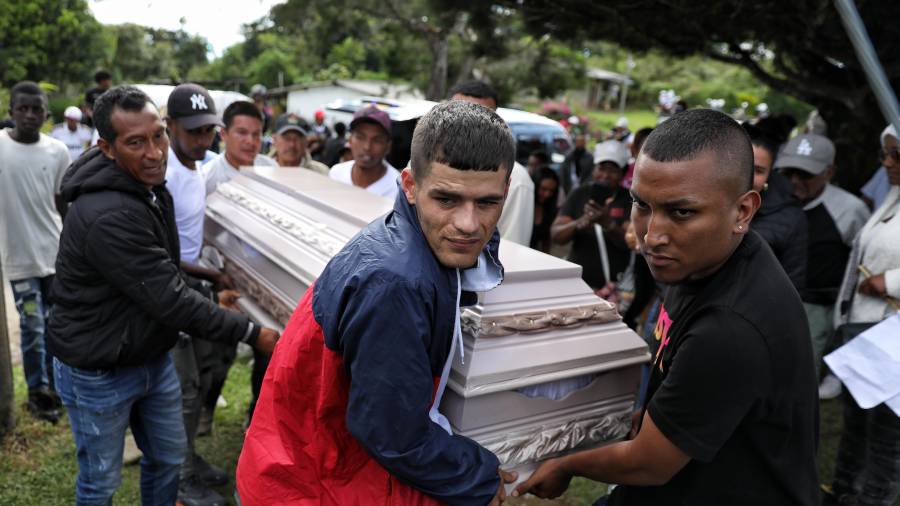 Familiares de una de las víctimas del atentado que se cobró la vida de al menos 20 personas en la Carretera Panamericana llevan un ataúd para el velatorio en Cajibio, Colombia, el lunes 27 de abril de 2026.