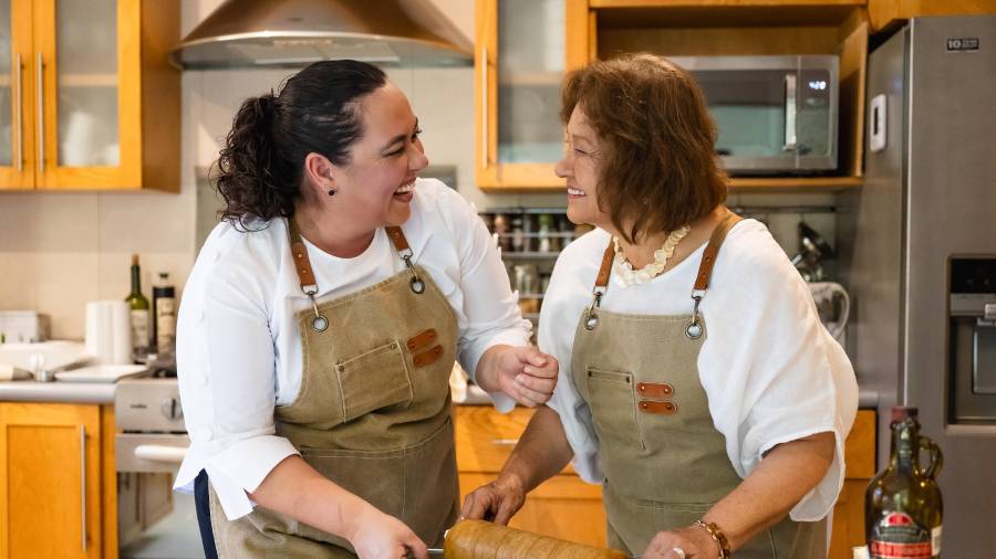 La mesa se vuelve punto de encuentro: risas, consejos y sobremesas infinitas.