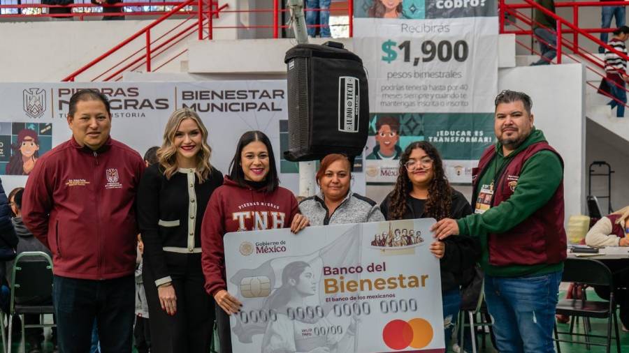 Autoridades municipales y educativas encabezaron la entrega de tarjetas en el Gimnasio Beto Estrada.