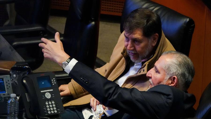 Los dos senadores morenistas han sido protagonistas de escándalos tanto por acusaciones de corrupción como por dudas sobre sus ingresos.