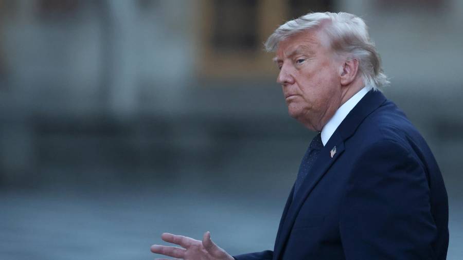El presidente Donald Trump durante su gira europea, donde reconoció que las complejas negociaciones con Irán se prolongarán en el tiempo.