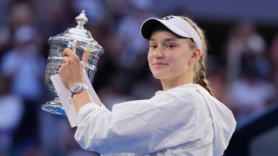 Elena Rybakina culminó su actuación en Flushing Meadows con un ace para asegurar su tercera corona de Grand Slam.