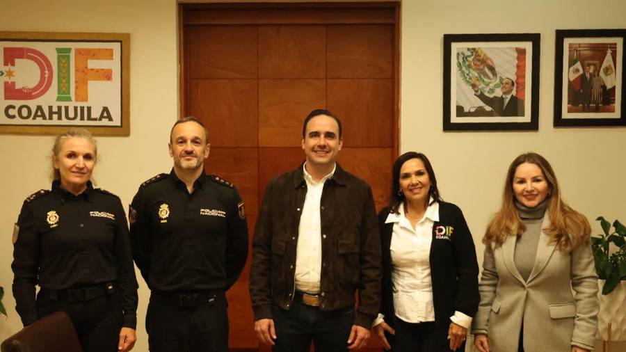 Liliana Salinas Valdés, presidenta honoraria del DIF Coahuila (segunda de derecha a izquierda), destacó la importancia de preparar al personal que atiende a mujeres en situación de violencia.