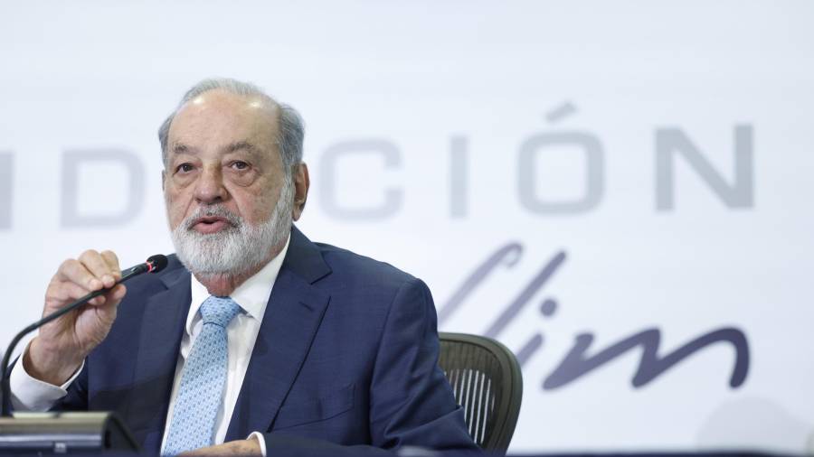 El empresario mexicano Carlos Slim Helú es la persona más rica de Latinoamérica, según la revista estadounidense Forbes y ocupa el puesto 16 de las personas multimillonarias a nivel mundial.