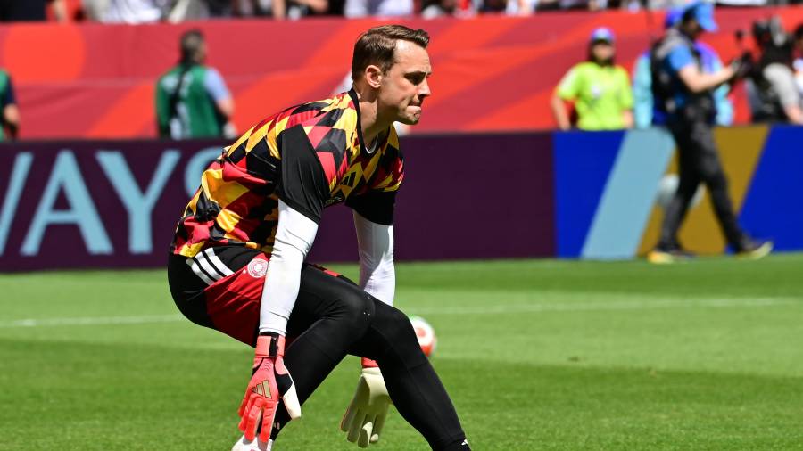 Manuel Neuer es una leyenda que mantiene récords buenos y uno no tanto, pero es el futbol que nos da historias fascinantes.