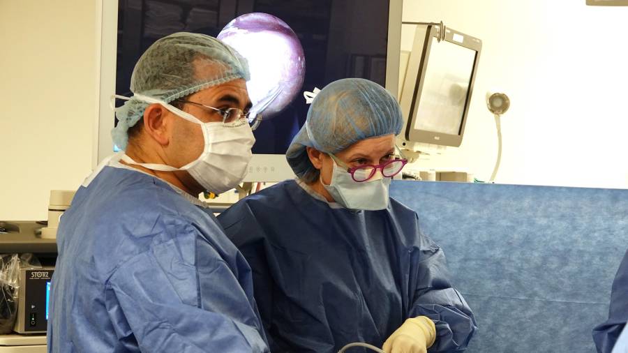 El doctor Aimen Shaaban (izquierda), coautor de la investigación de la nueva sonda de monitorización continua, realizando una cirugía fetal.