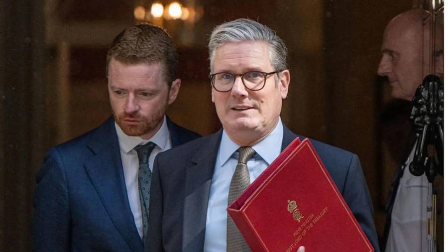 Starmer enfrentó una creciente presión para despedir a McSweeney, quien es considerado un asesor clave en Downing Street y un aliado de Mandelson. FOTO: