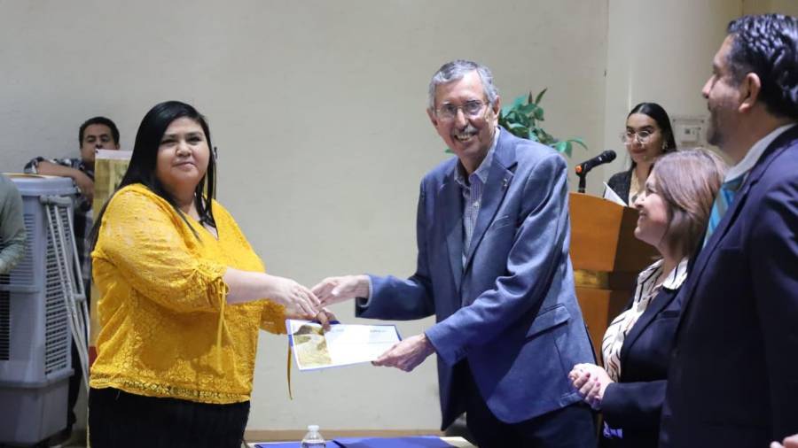 Autoridades universitarias y representantes de instituciones culturales encabezaron la entrega de constancias del Diplomado en Historia de Coahuila.