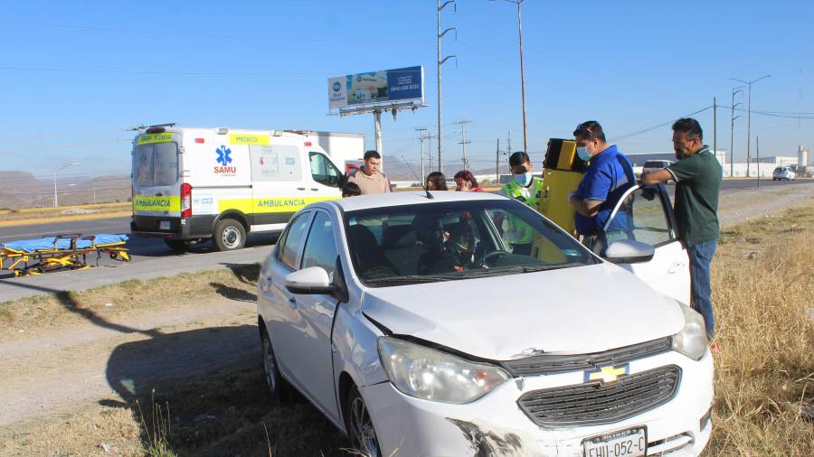 El Chevrolet Aveo terminó en un predio baldío tras ser impactado lateralmente en el bulevar Antonio Cárdenas.