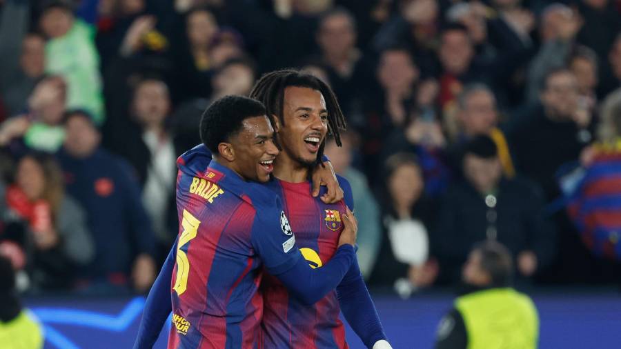 Jules Koundé celebra uno de sus goles, decisivos para la remontada del Barcelona ante el Eintracht Frankfurt.