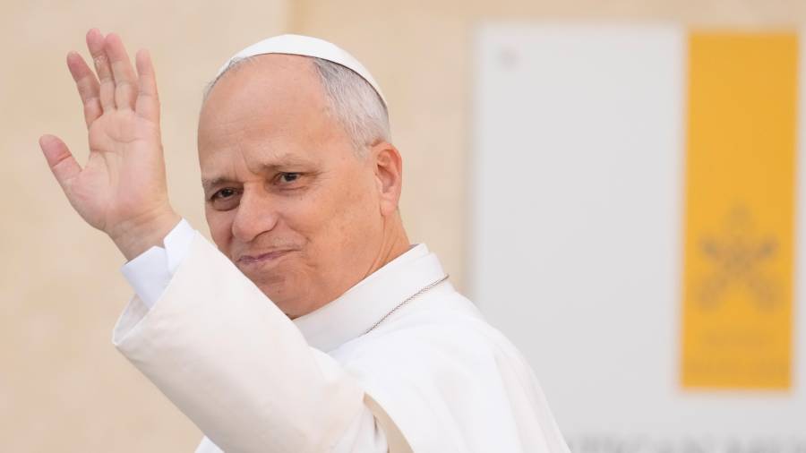 El Papa León XIV saluda a los fieles a su llegada a la Plaza de San Pedro con motivo de la última audiencia jubilar, en el Vaticano.