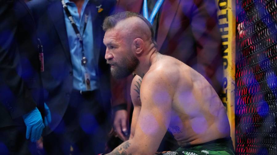 Conor McGregor cayó lesionado ante Max Holloway tras cinco años alejado del octágono de UFC.