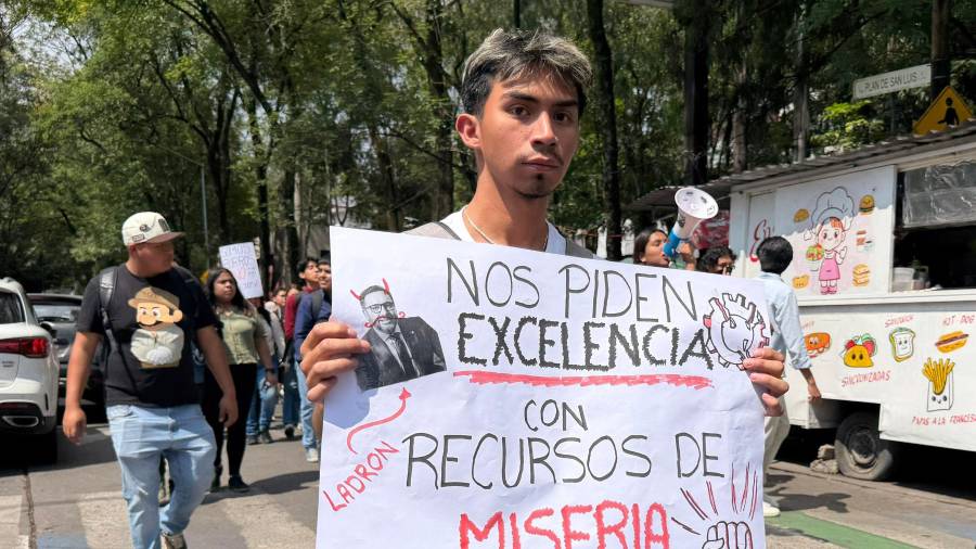 Estudiantes del IPN en universidades del Reino Unido enfrentan falta de recursos tras suspensión de becas; adeudos y visas en riesgo complican su continuidad académica.
