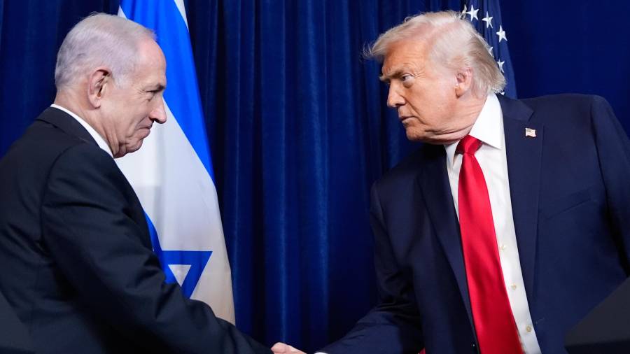 El presidente estadounidense Donald Trump estrecha la mano del primer ministro israelí, Benjamin Netanyahu, durante una conferencia de prensa en Mar-a-Lago en Palm Beach, Florida.