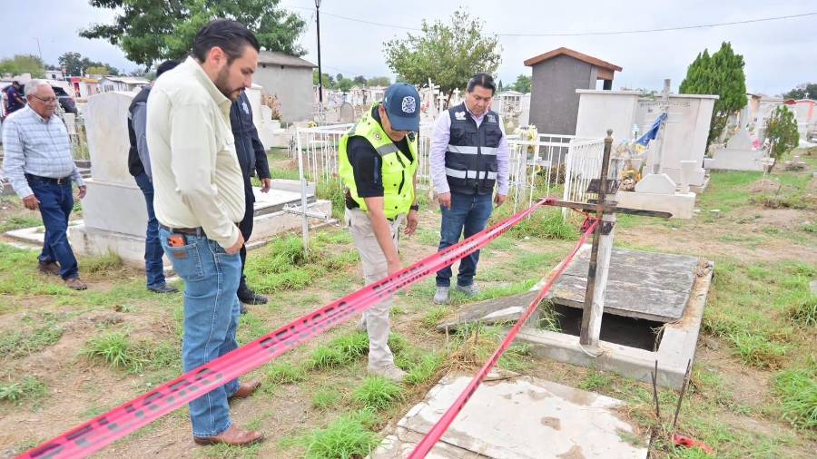 El alcalde Carlos Villarreal encabezó un recorrido por los panteones municipales para supervisar las labores de limpieza y mantenimiento.