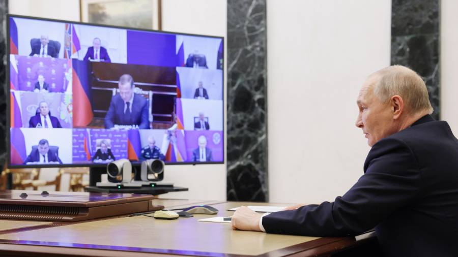 El presidente ruso, Vladimir Putin, preside una reunión del Consejo de Seguridad por videoconferencia en el Kremlin, en Moscú.