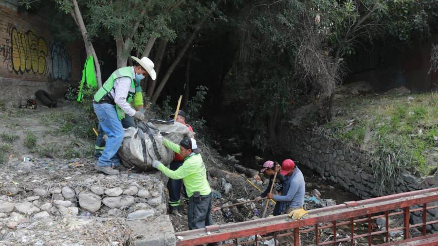 Las brigadas de “Aquí Andamos” retiraron escombro, basura, cacharros y maleza del cauce.