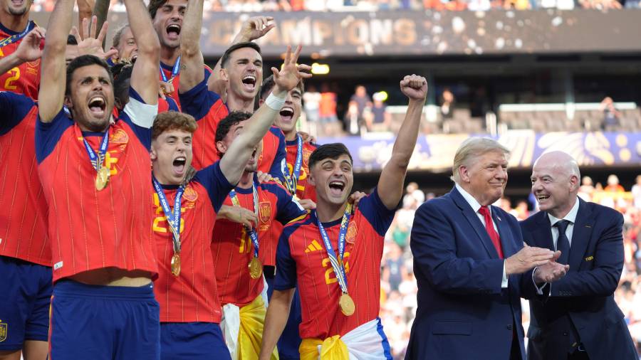 Donald Trump apareció junto a los futbolistas españoles durante el levantamiento de la Copa del Mundo en Nueva Jersey.